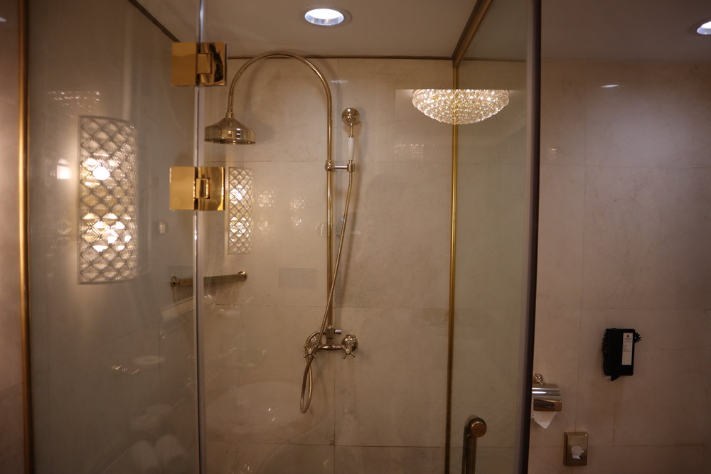 St. Regis Moscow Nikolskaya – St. Regis Suite shower