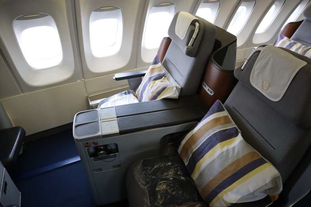 Lufthansa 747-400 business class – Seats 81H and 81K