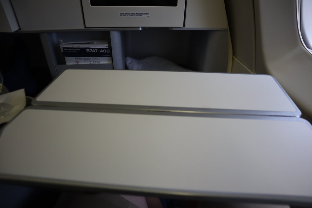 Lufthansa 747-400 business class – Tray table