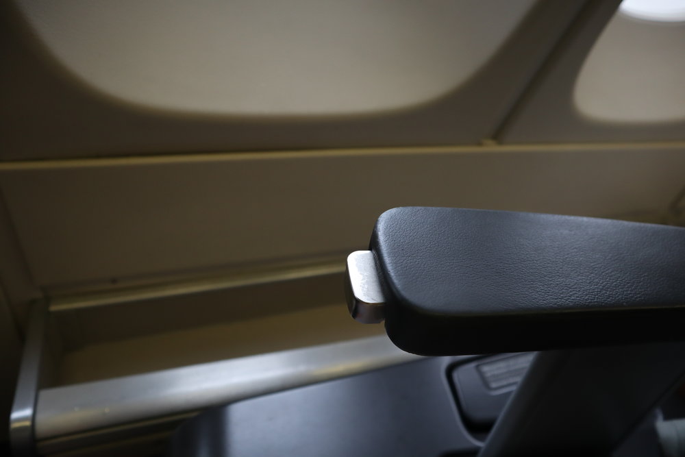 Lufthansa 747-400 business class – Armrest control