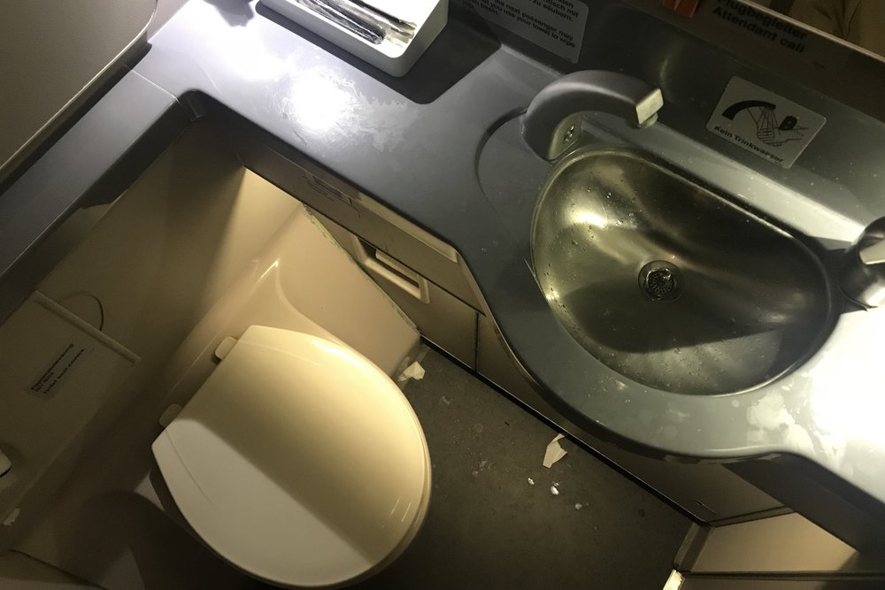 Lufthansa 747-400 business class – Restroom