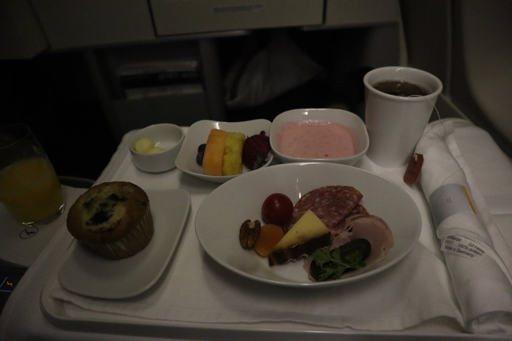 Lufthansa 747-400 business class – Breakfast