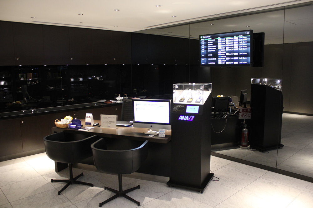 ANA Suite Lounge Tokyo Haneda – Concierge desk