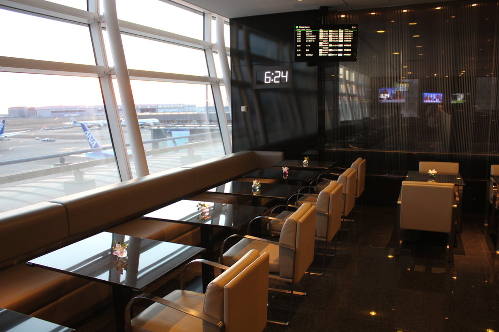 ANA Suite Lounge Tokyo Haneda – Mini dining area