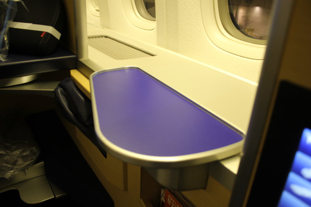 ANA First Class – Cocktail table