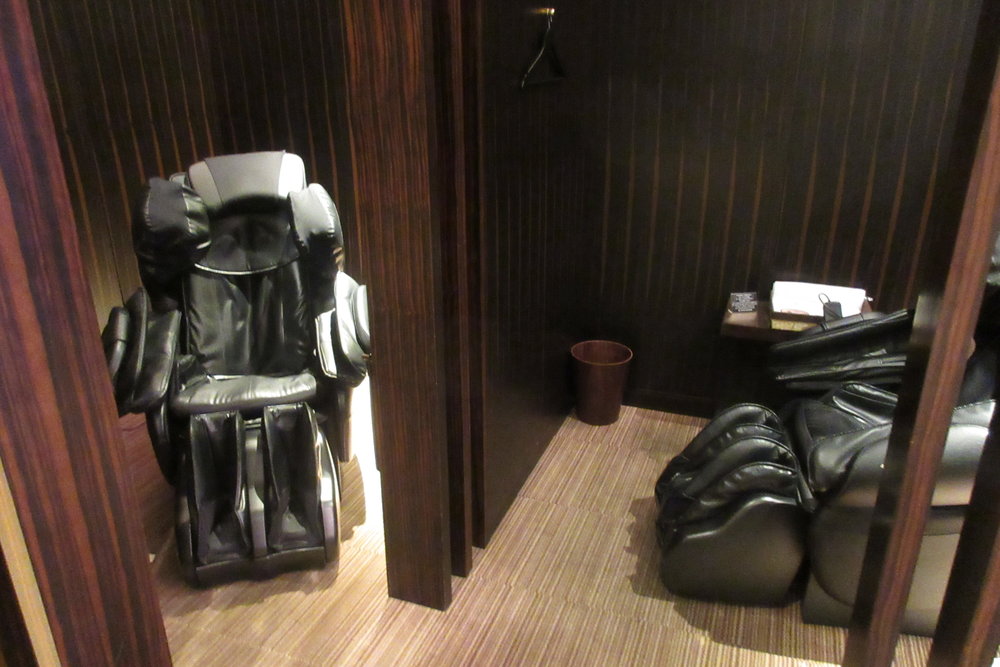 Japan Airlines First Class Lounge Tokyo Narita – Massage chairs