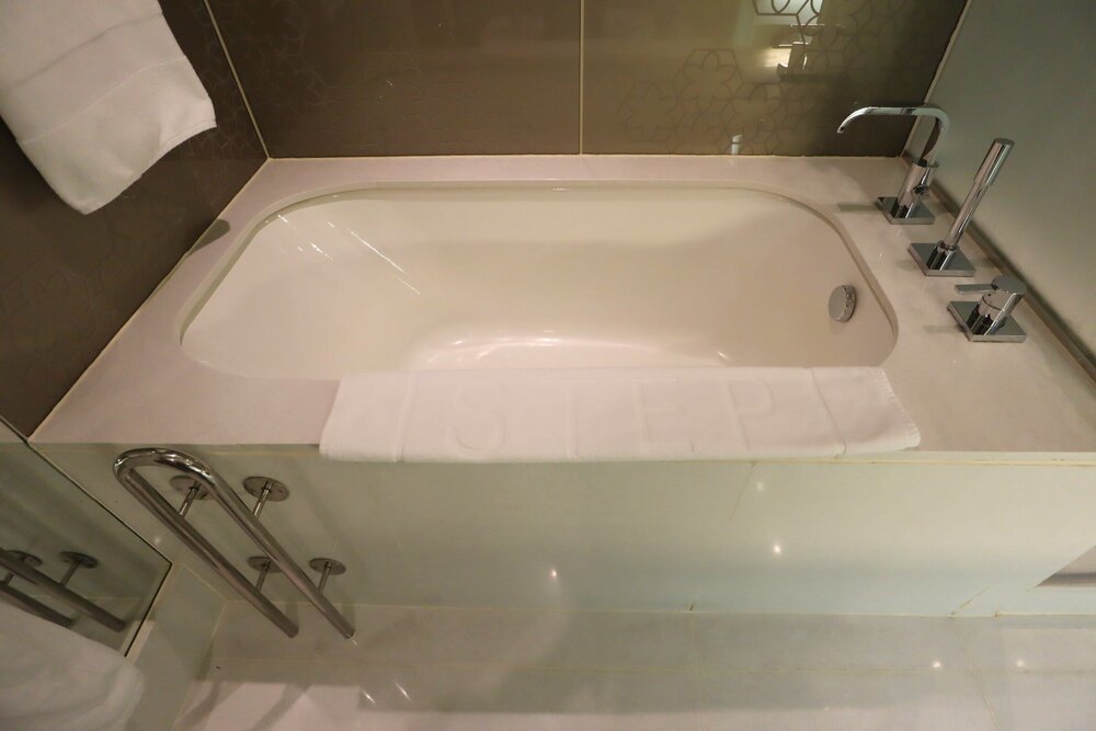 W Doha – Spectacular Room bathtub