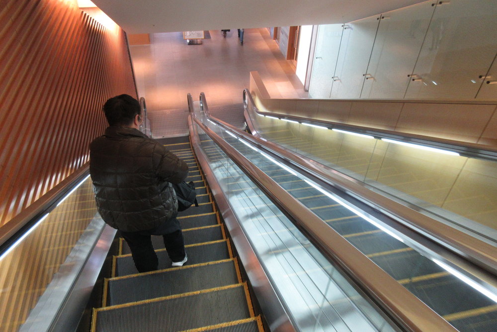 Japan Airlines Sakura Lounge Tokyo Narita – Escalator