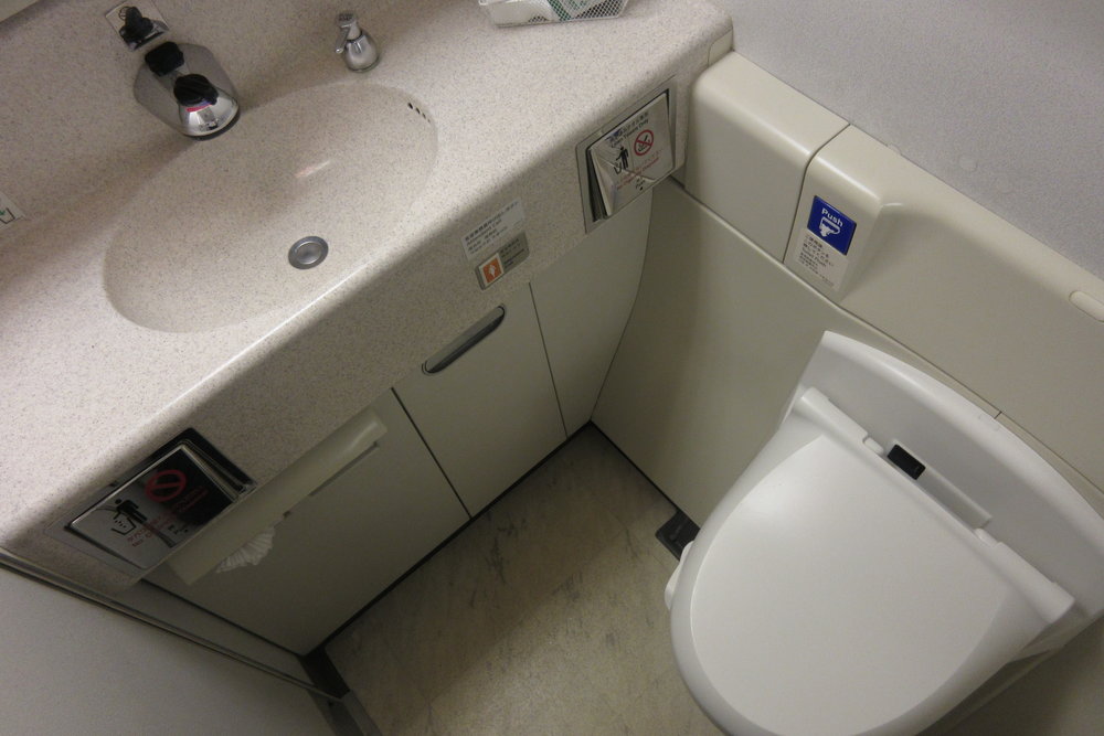 Japan Airlines First Class – Restroom