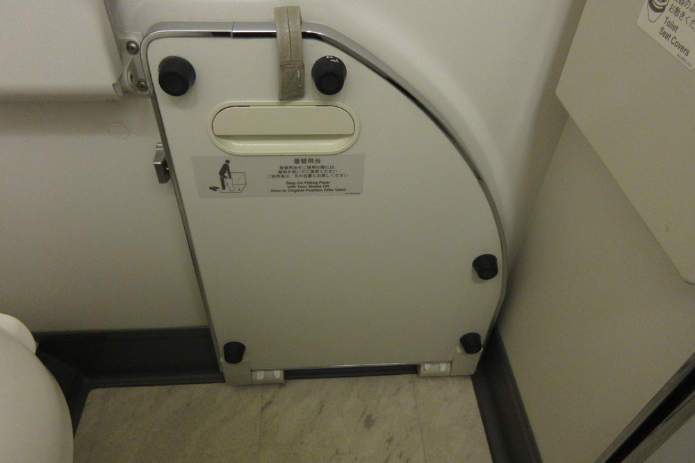 Japan Airlines First Class – Restroom fitting floor