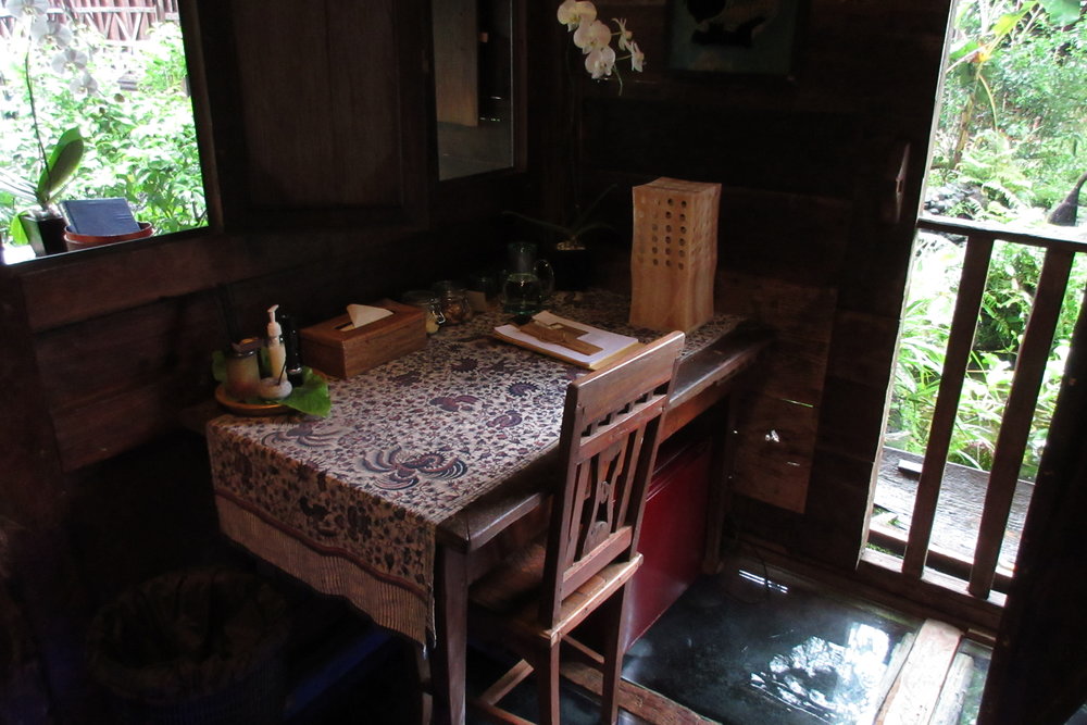 Bambu Indah Ubud – Udang House desk