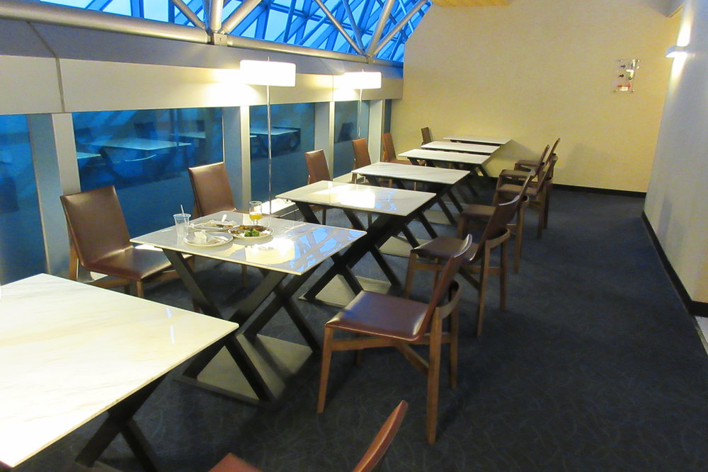 Singapore Airlines SilverKris Lounge Taipei – Dining tables