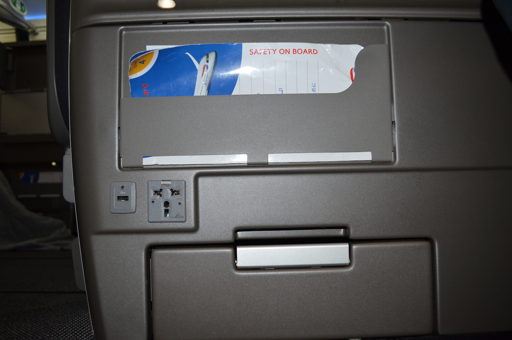 British Airways 787 business class – Storage compartments