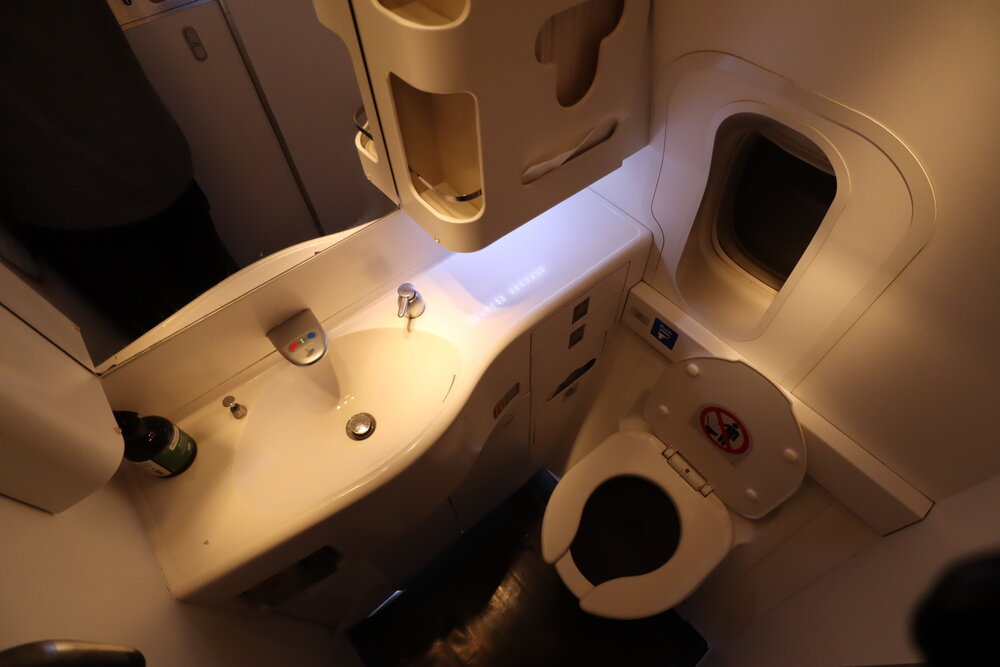 Air New Zealand business class – Restroom