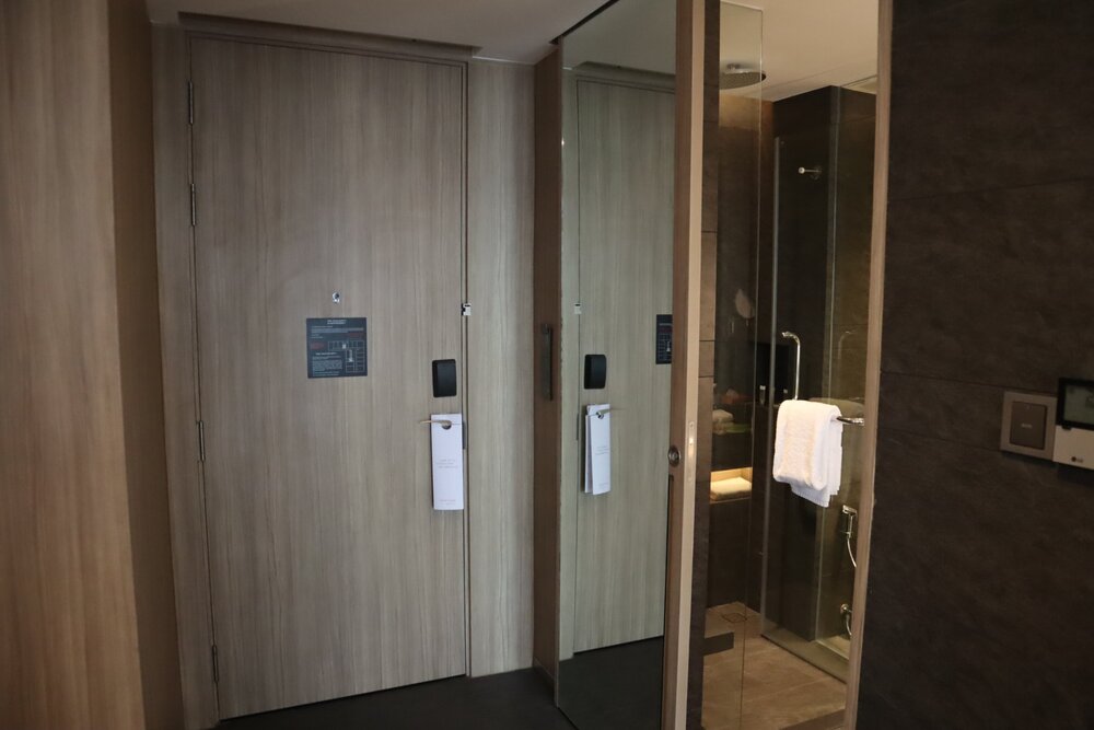 Courtyard Phnom Penh – Executive Deluxe room bathroom