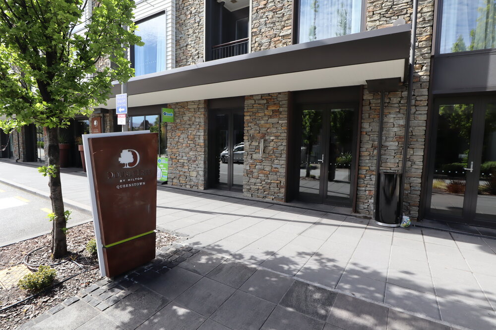 DoubleTree by Hilton Queenstown – Entrance