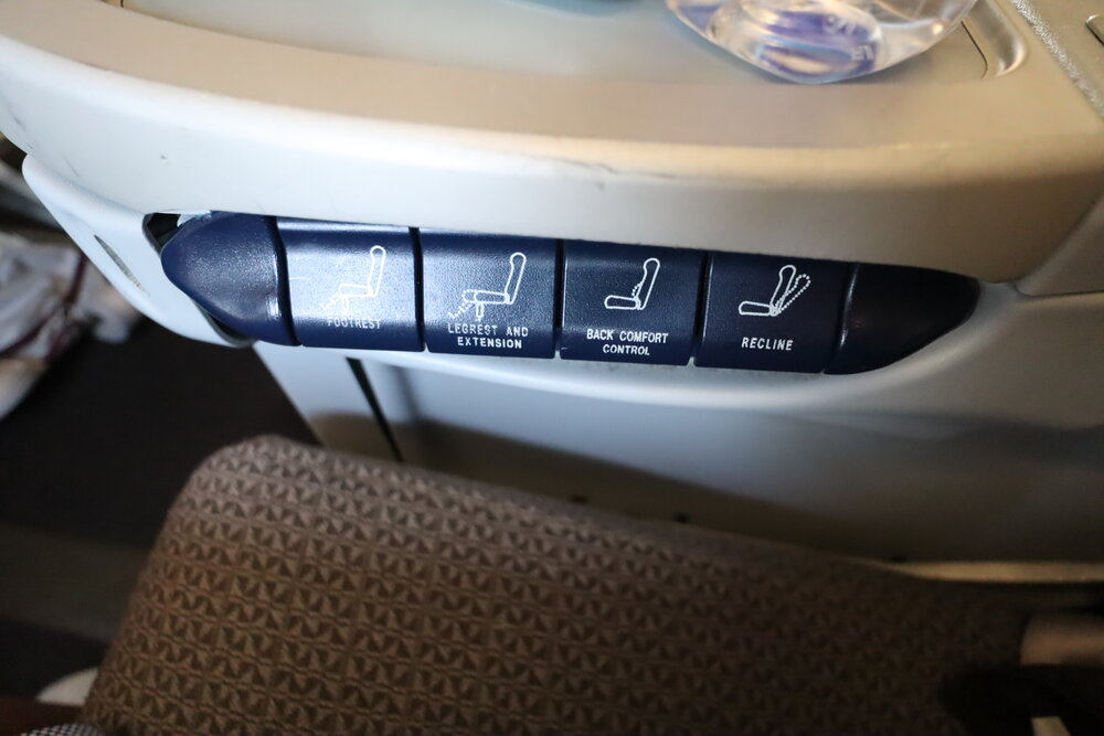 Fiji Airways 737 business class – Seat controls