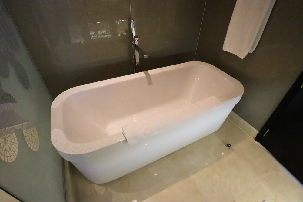 W Doha – WOW Suite bathtub