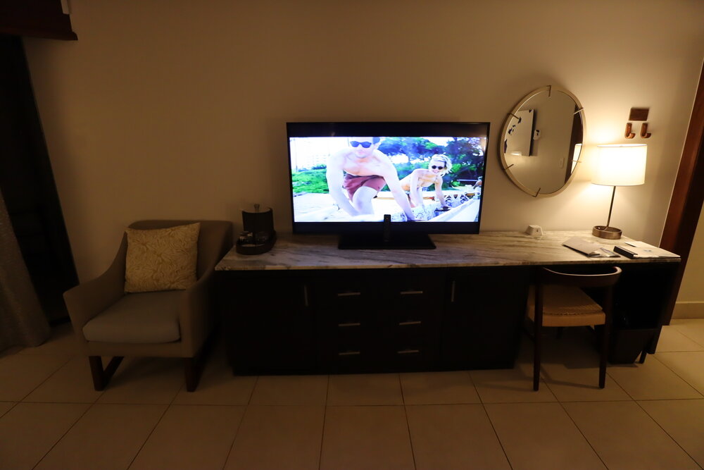 Wailea Beach Marriott Resort Maui – Television and desk