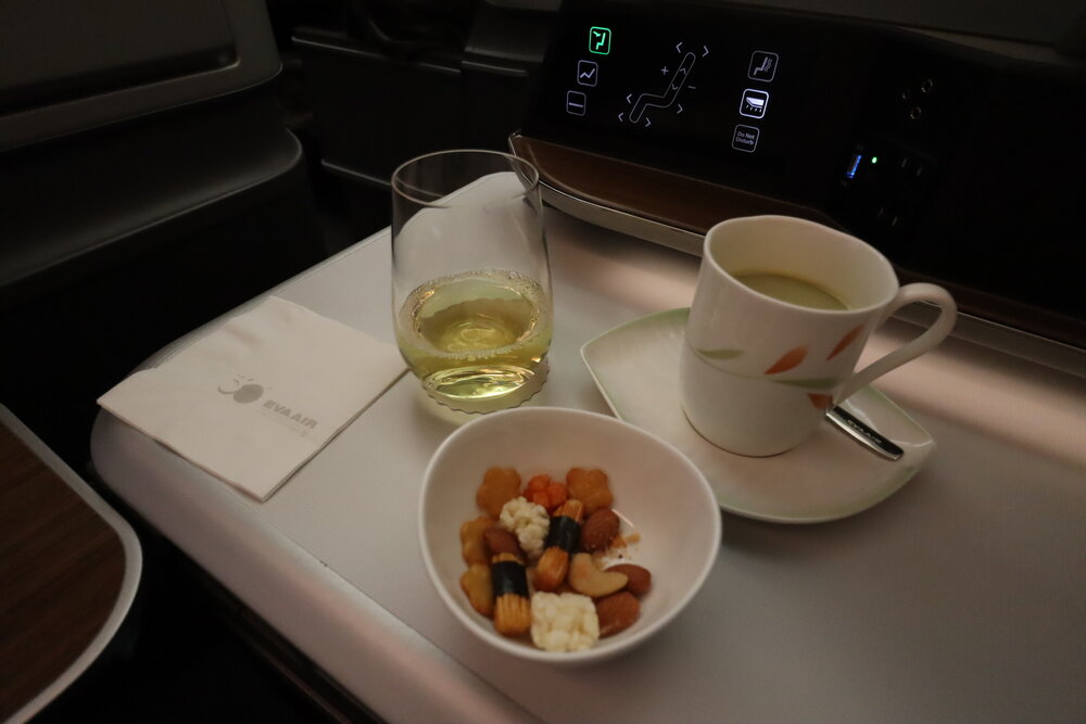 EVA Air 787 business class – White wine and matcha milk tea