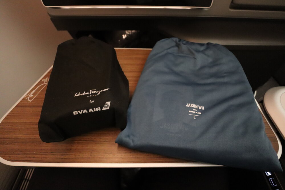 EVA Air 787 business class – Pajamas and amenity kit