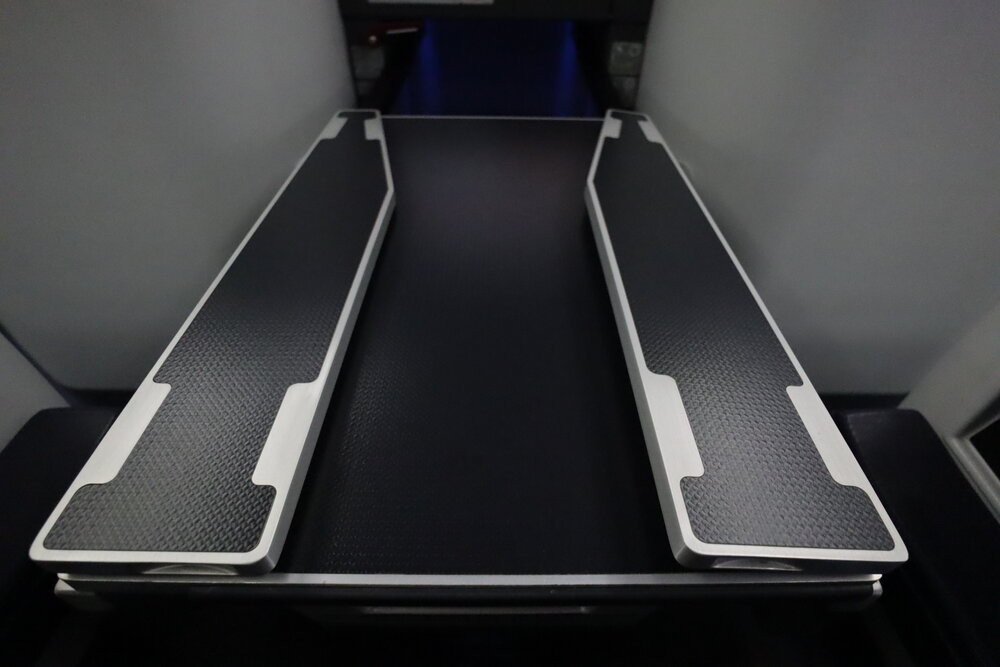 ANA 787 business class – Tray table