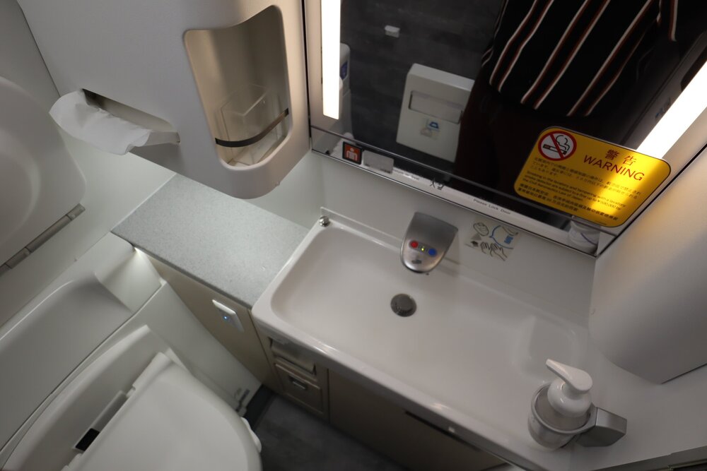 ANA 777 new business class – Restroom