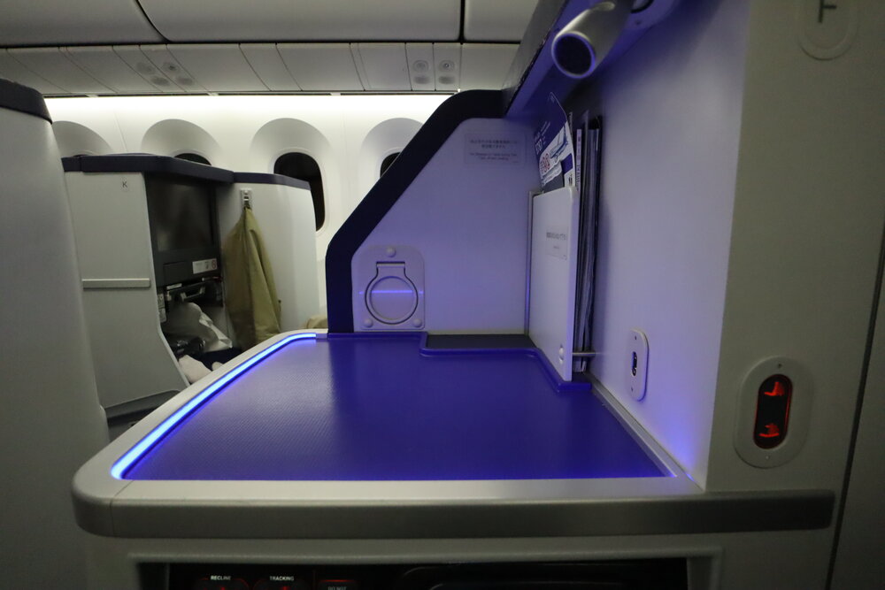 ANA 787 business class – Surface space