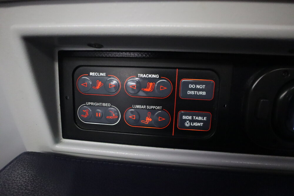 ANA 787 business class – Seat controls