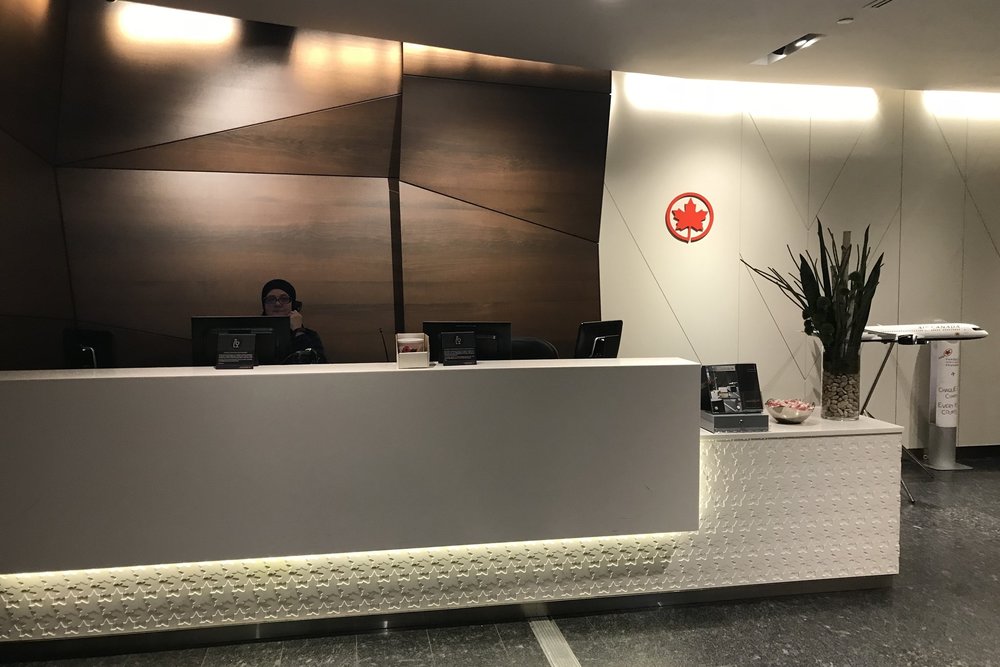 Air Canada Maple Leaf Lounge Calgary (Domestic) – Front desk