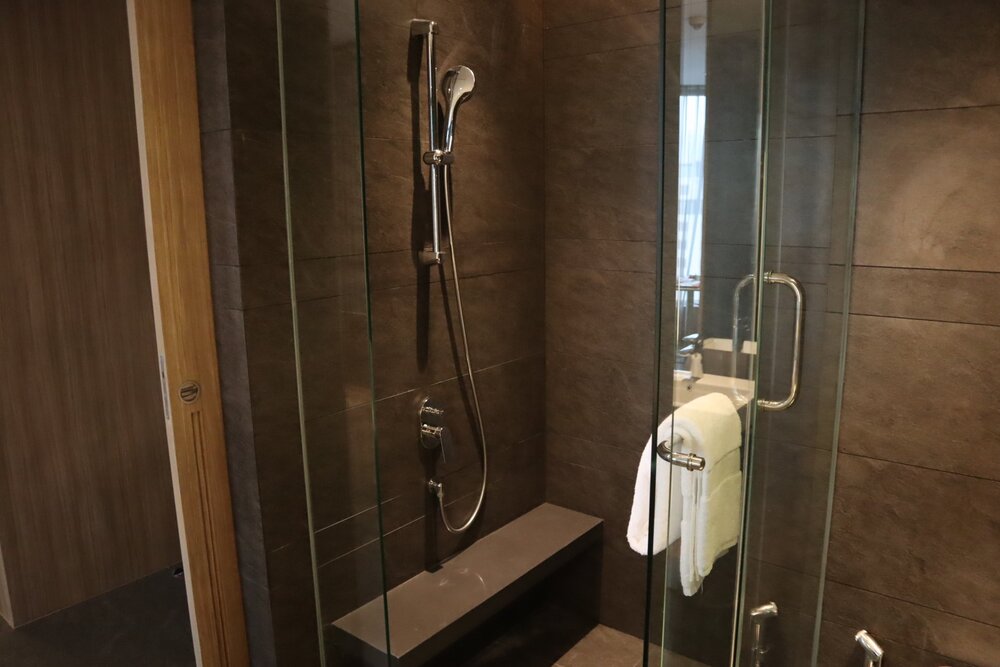 Courtyard Phnom Penh – Executive Deluxe room shower