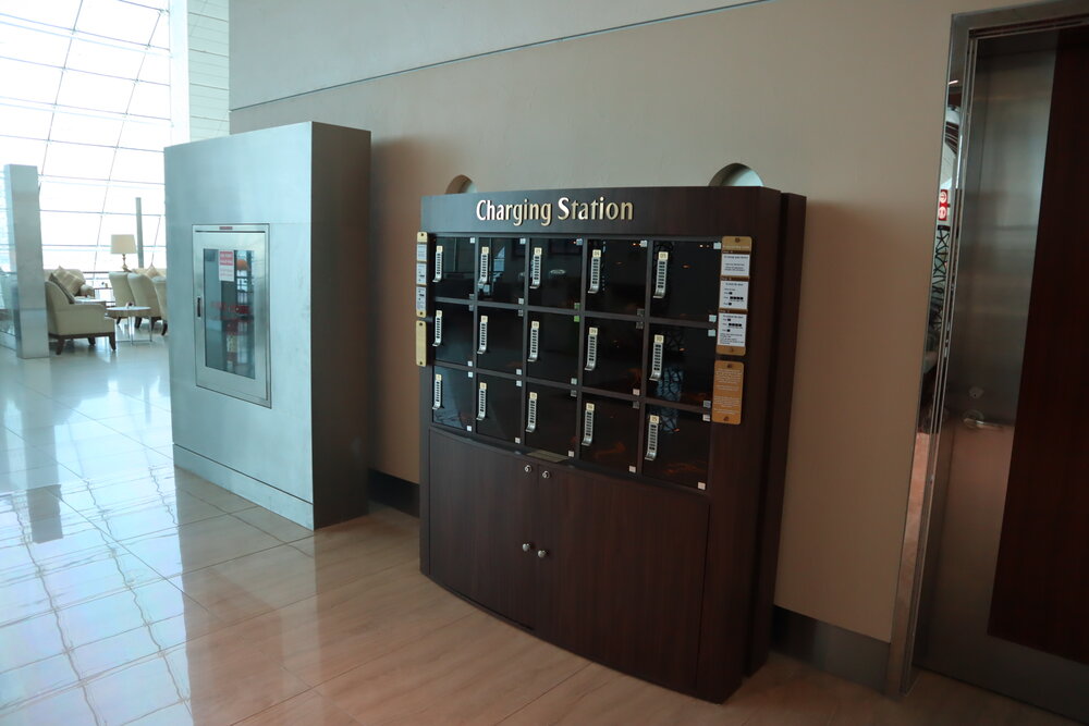 Emirates First Class Lounge Dubai (Concourse B) – Charging station