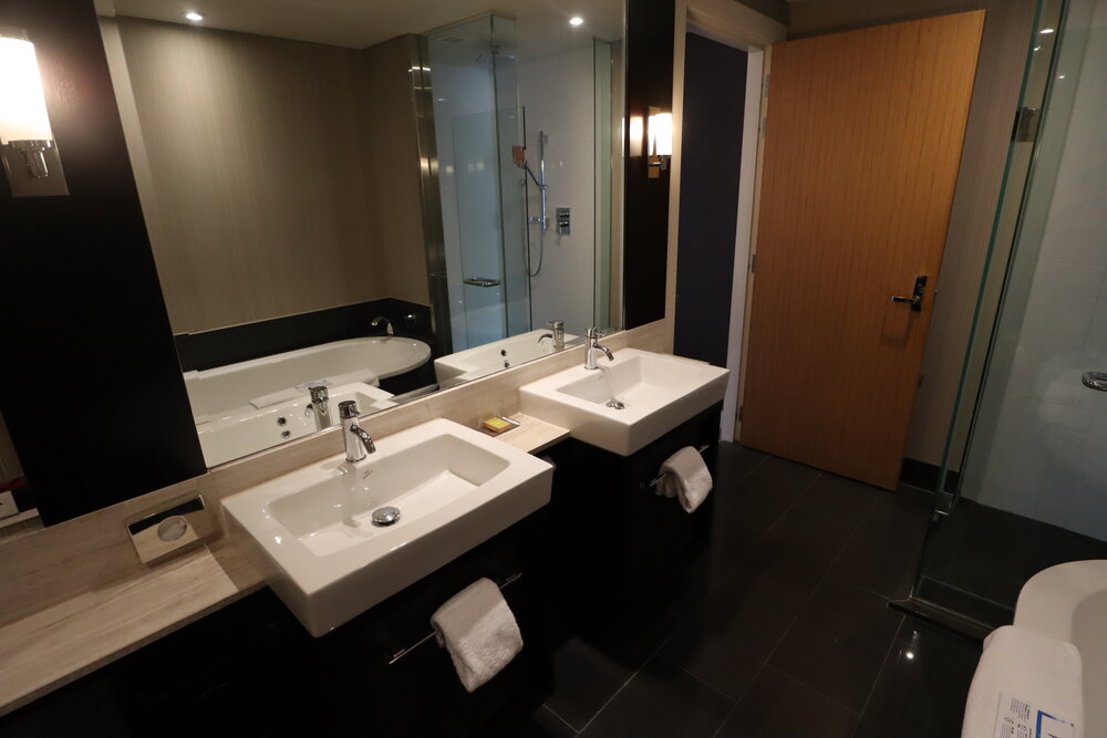 Hilton Queenstown – Double sinks