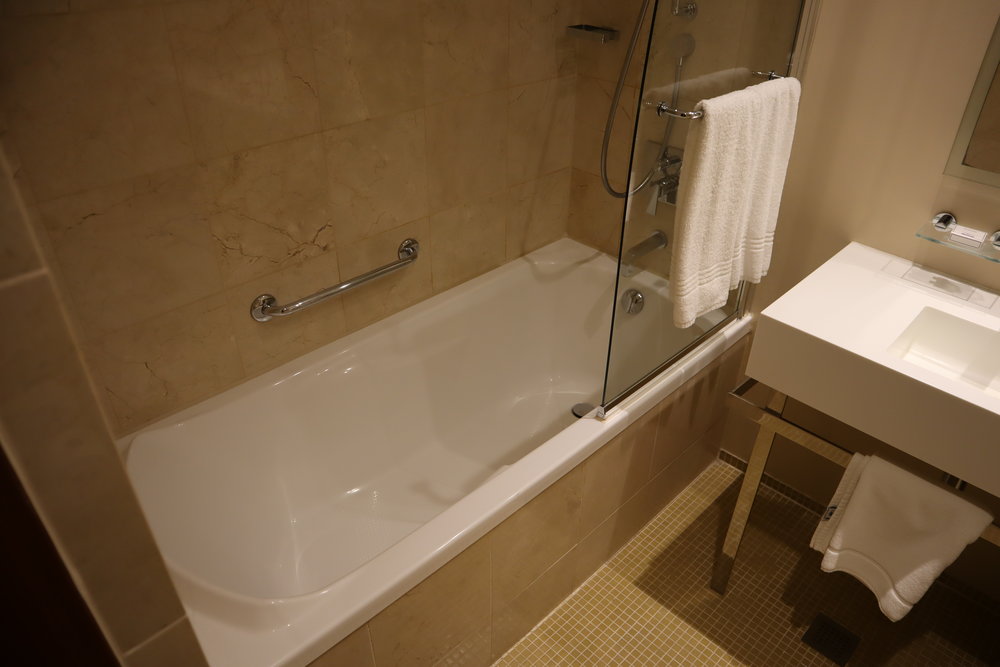 Hotel Telegraaf Tallinn – Shower and tub combo