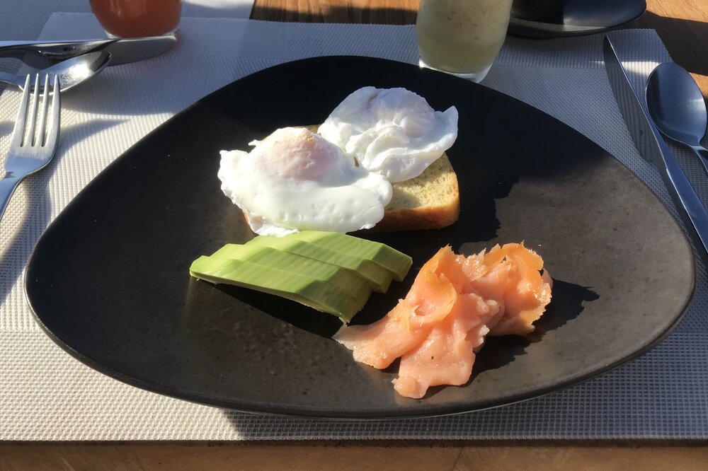 Mystique Santorini – Eggs Benedict with salmon and avocado