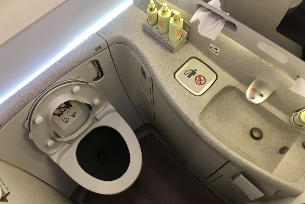 EVA Air 787 business class – Restroom