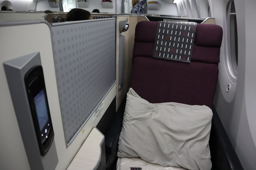 Japan Airlines business class – Privacy partition