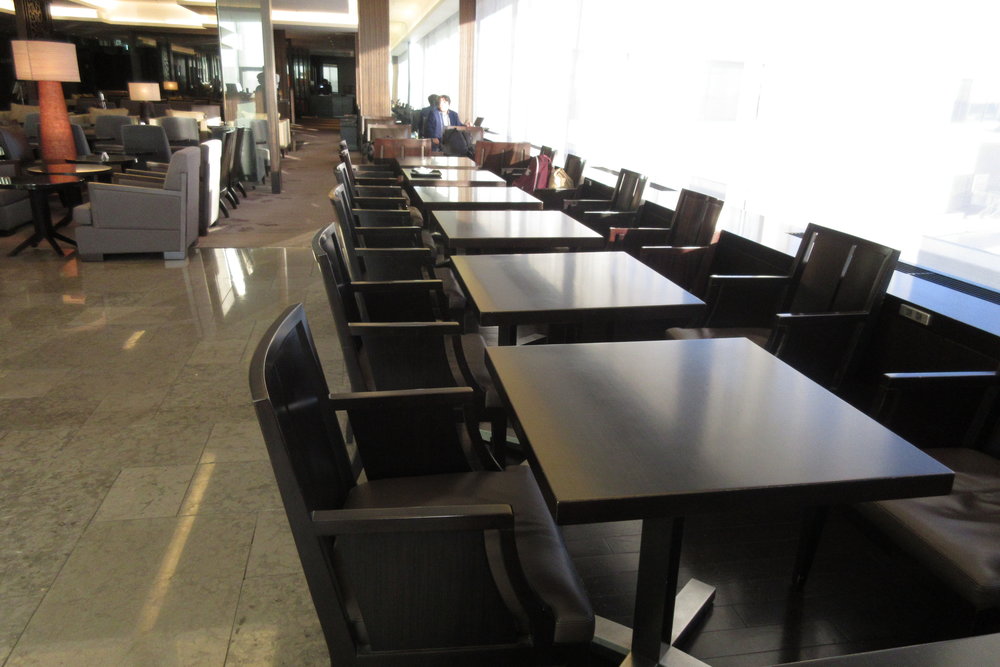 Japan Airlines Sakura Lounge Tokyo Narita – Dining tables