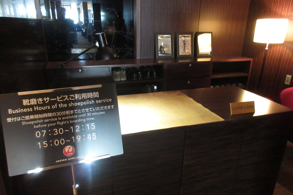 Japan Airlines First Class Lounge Tokyo Narita – Shoe polish service