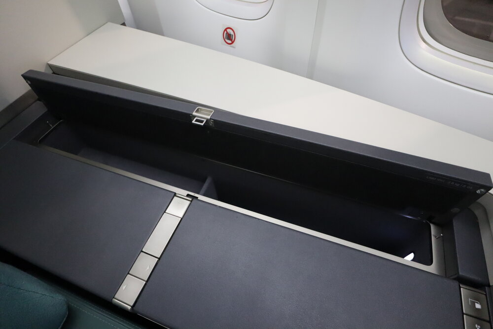 Korean Air 747 First Class – Storage compartment