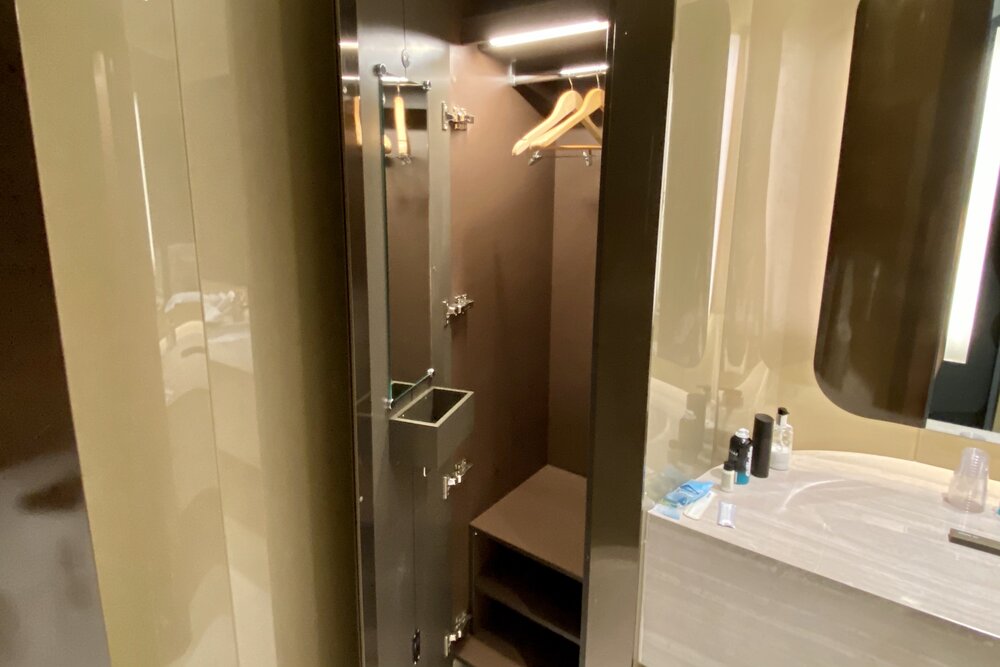 Korean Air First Class Lounge Seoul – Shower room closet