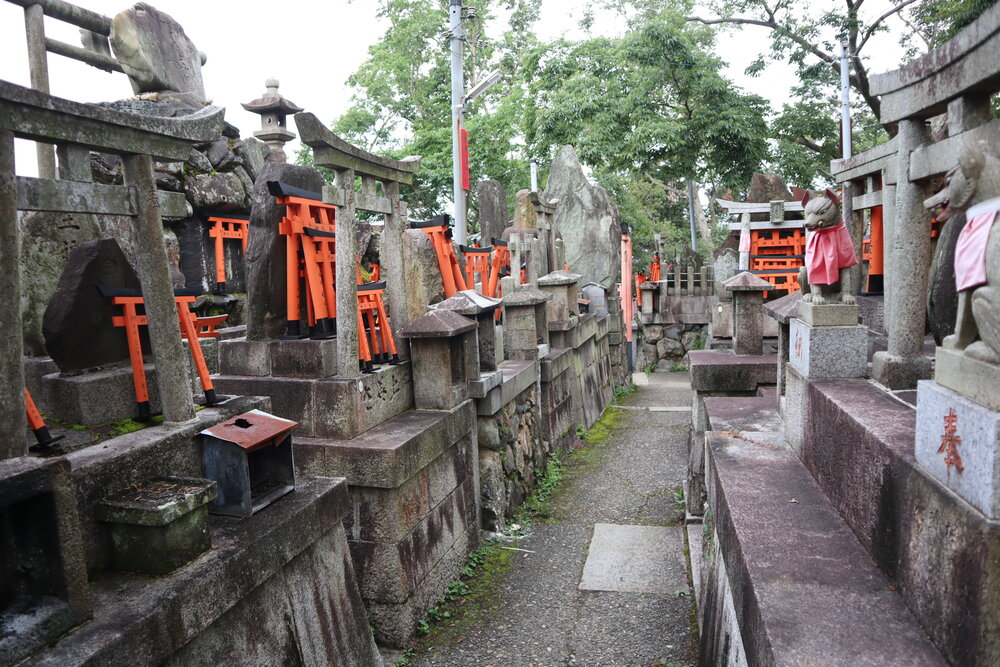 Fushimi Inari-taisha – Smaller shrines at summit of mountain