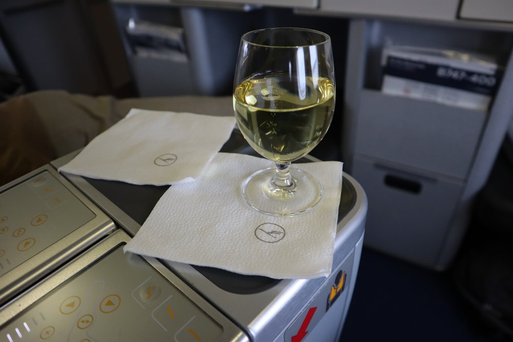 Lufthansa 747-400 business class – Welcome champagne