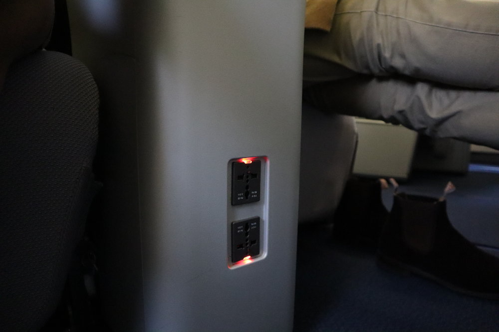 Lufthansa 747-400 business class – Power ports