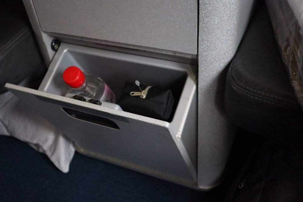 Lufthansa 747-400 business class – Small storage compartment