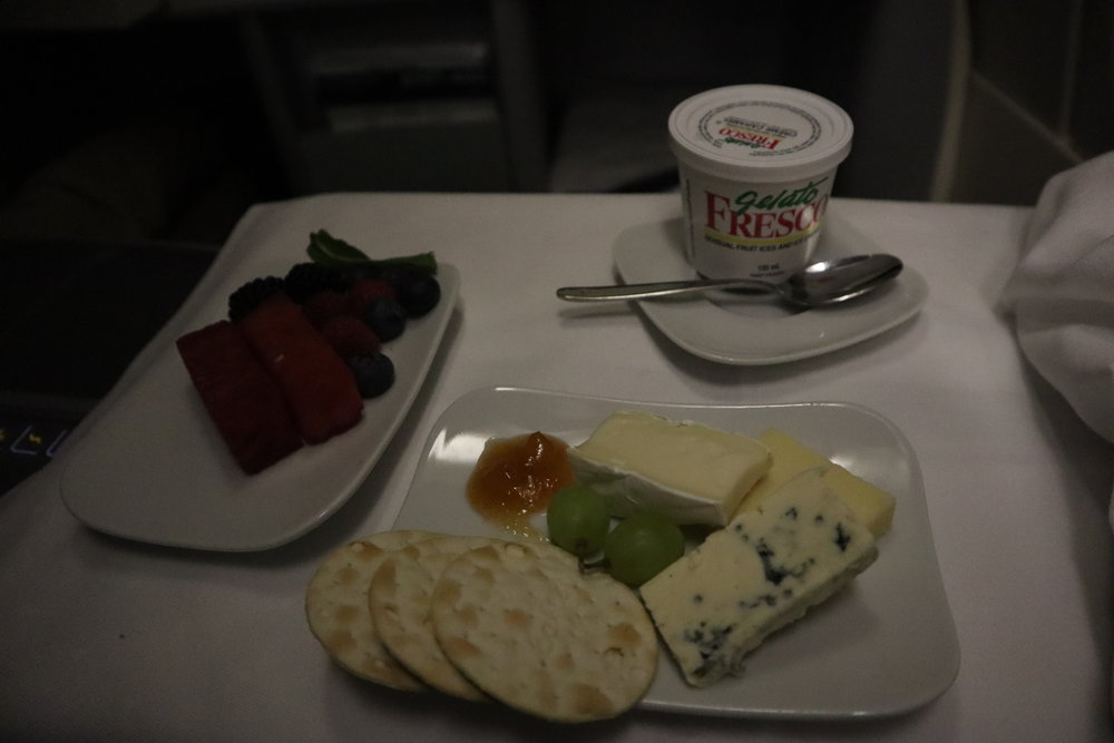 Lufthansa 747-400 business class – Cheese and dessert