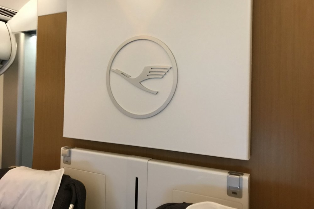 Lufthansa First Class – Backdrop