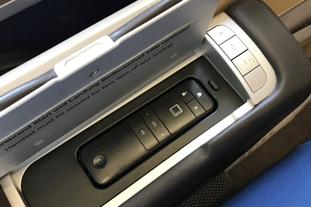 Lufthansa First Class – Entertainment controls