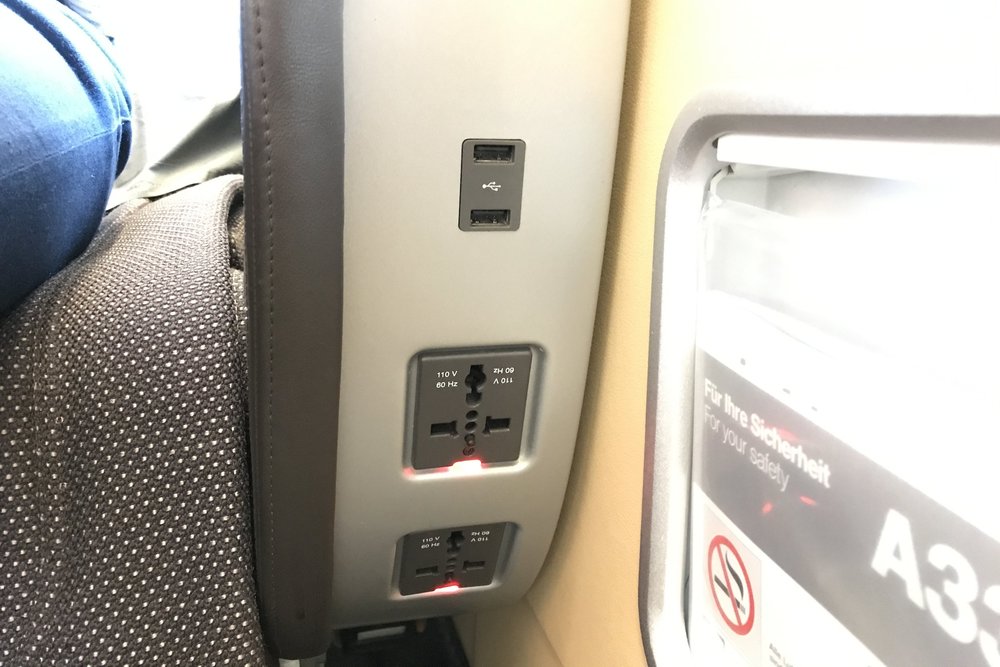 Lufthansa First Class – Power outlets