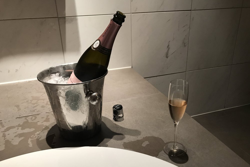 Lufthansa First Class Terminal Frankfurt – Champagne on ice